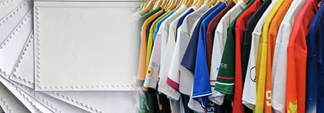 échantillons de tissu et maillots multicolors sur un portant