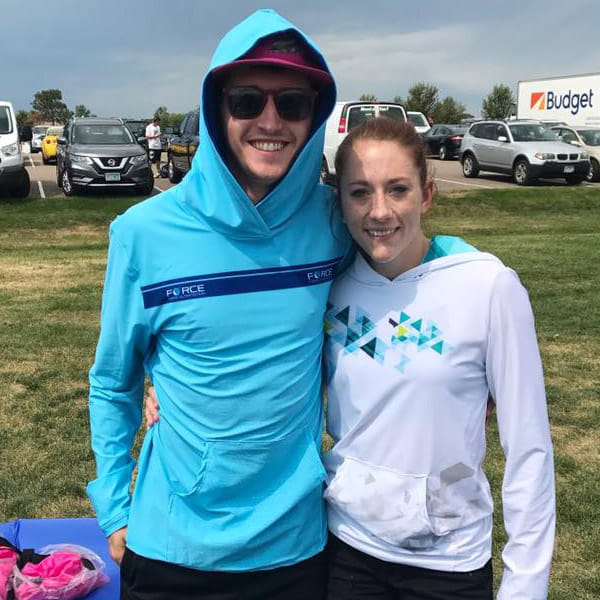 couple de personnes portant un sweat à capuche blanc et un sweat à capuche bleu