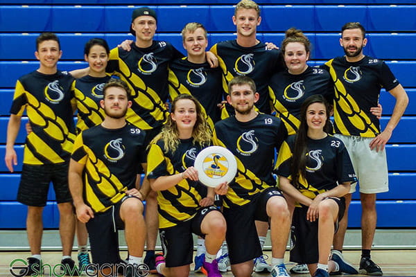 équipe portant des maillots sublimés noirs et jaunes