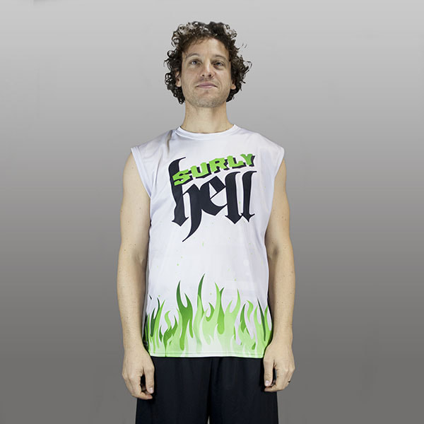 Homme vêtu d'un maillot gris sans manches écriture surly hell