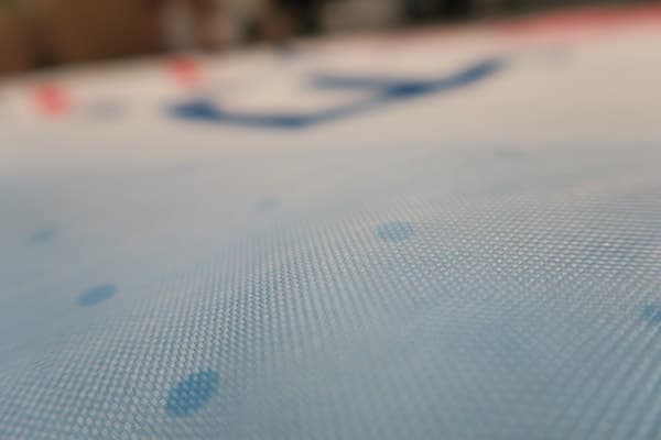 gros plan flou sur bannière montrant la texture