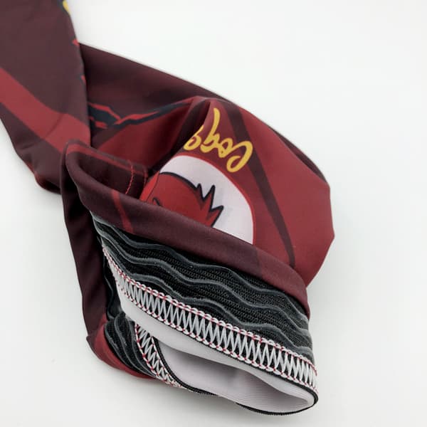 detail d'impression avec une manche de compression en rouge et jaune