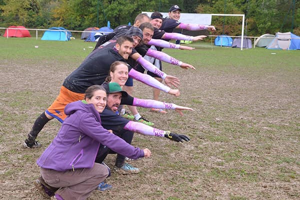 groupe de personnes étendant les bras pour montrer leurs manches de compression roses