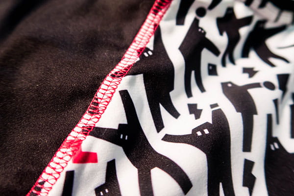 zwarte en wite gesublimeerde stof met roze naaisteken