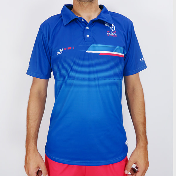 torse d'un homme portant un polo bleu france ultimate