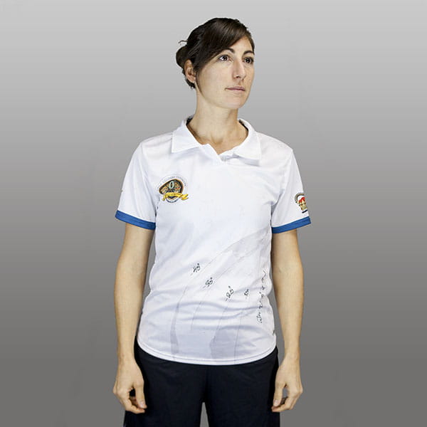 femme portant un polo blanc