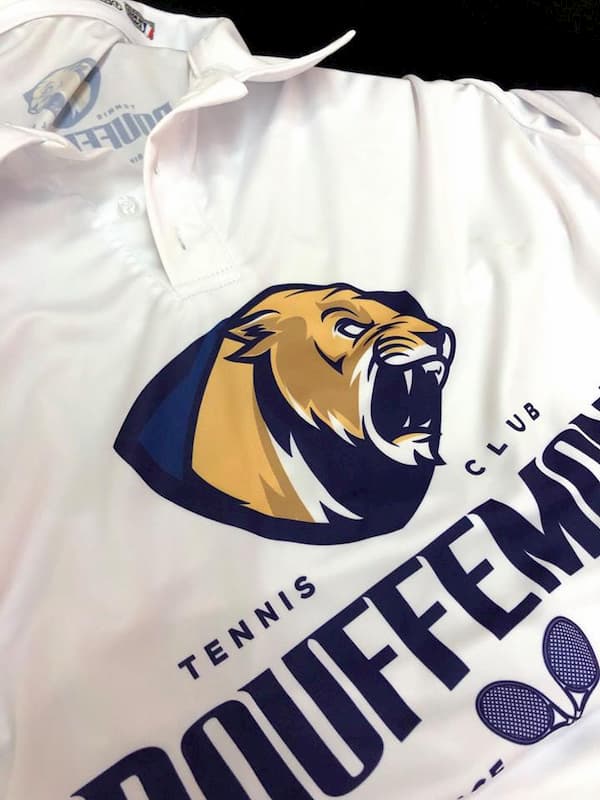 impression détaillée de polo blanc sublimé avec tennis bouffemont écrit