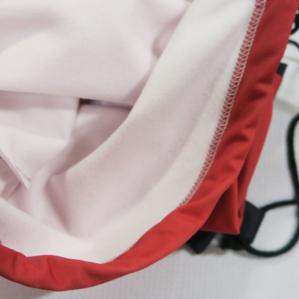 witte en zwarte textiel met naaisteken