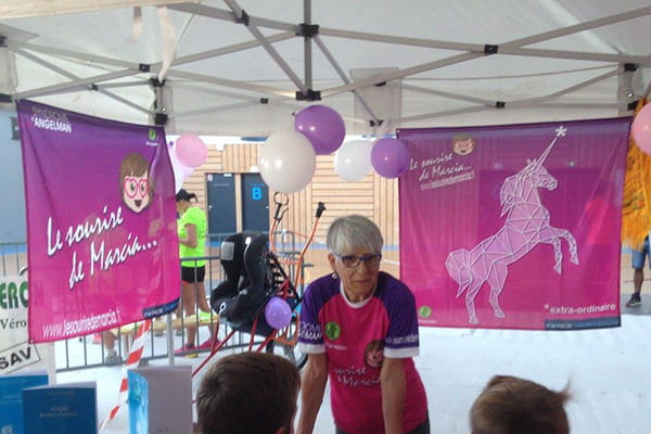 oude vrouw met twee roze vlaggen hangen