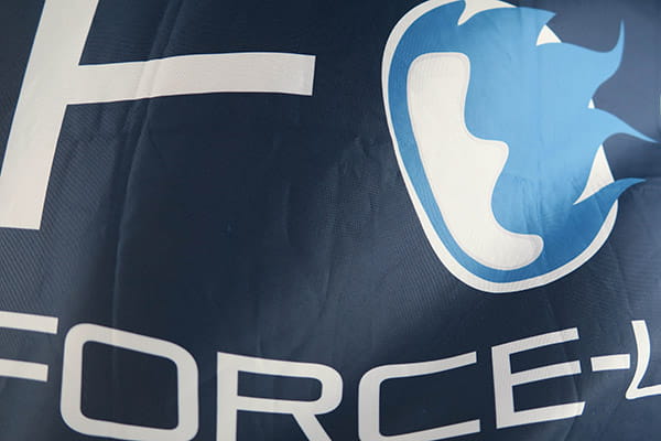 donkerblauw textiel met force logo en transparantie