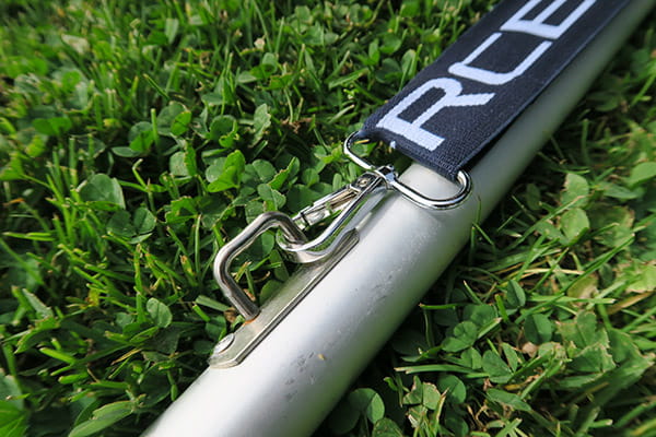 Clipping élastique sur poteau sur herbe