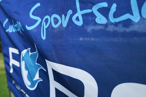 textile bleu force avec une certaine transparence