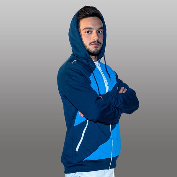 man met een donker en lichtblauw gestript hodded vest