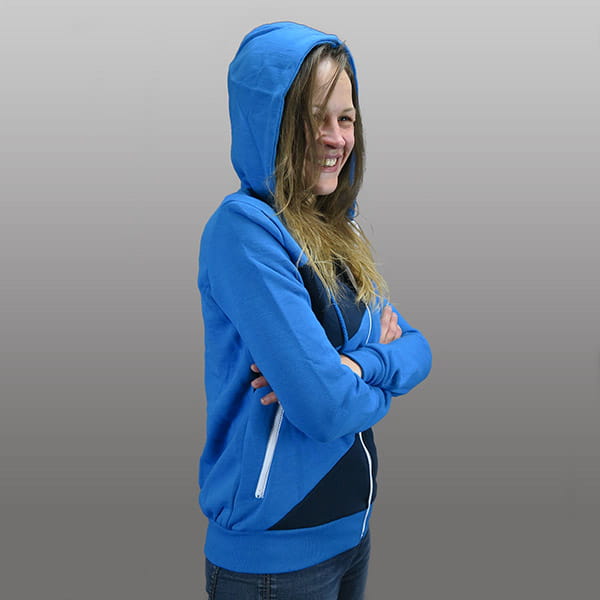 vrouw met een donker en lichtblauw gestript hodded vest