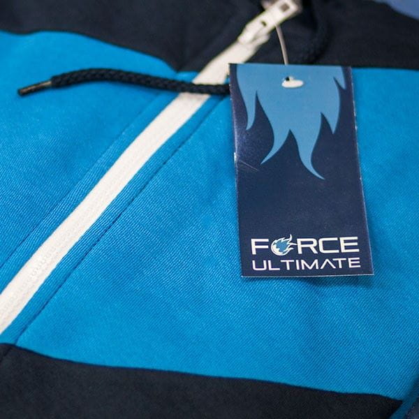 label op donker en lichtblauw gestreept textiel met witte ritssluiting