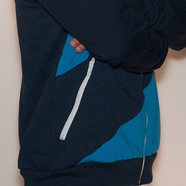 donker en lichtblauw textiel met witte ritssluiting