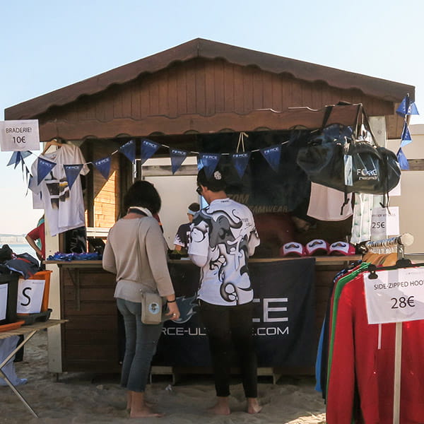 stand boutique de vêtements sur la plage