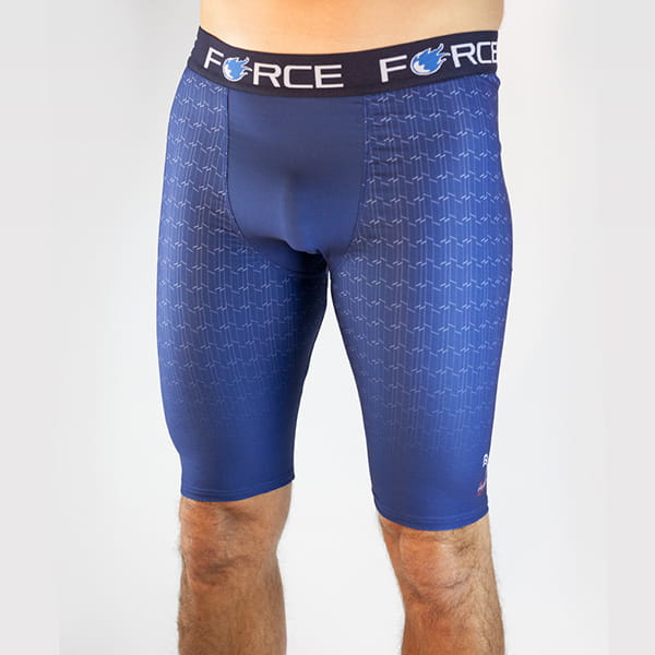 jambes d'homme portant des collants bleus avec ceinture Force