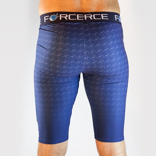 vue arrière de jambes d'homme portant des collants bleus avec ceinture Force