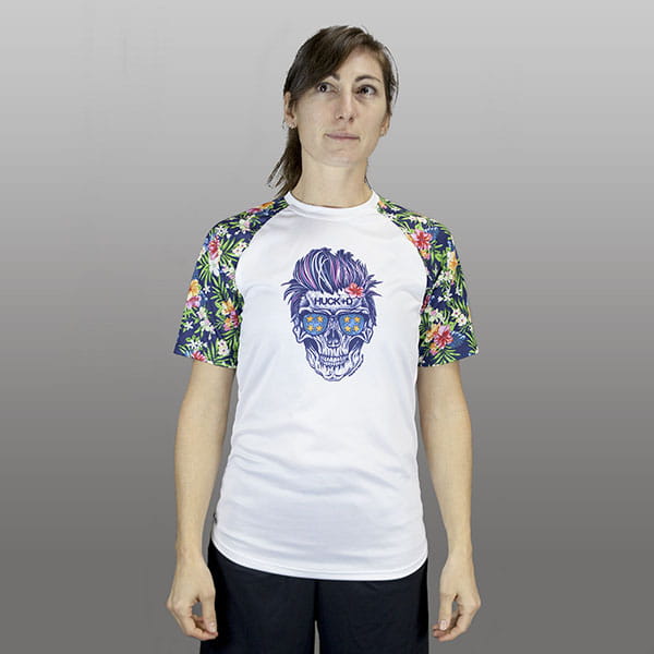 femme portant un maillot raglan sublimé à fleurs et blanc