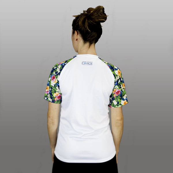 dos d'une femme vêtue d'un maillot raglan sublimé à fleurs et blanc