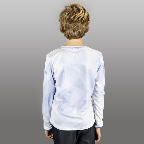 enfant de dos vêtu d'un maillot de sport blanc sublimé avec manches longues