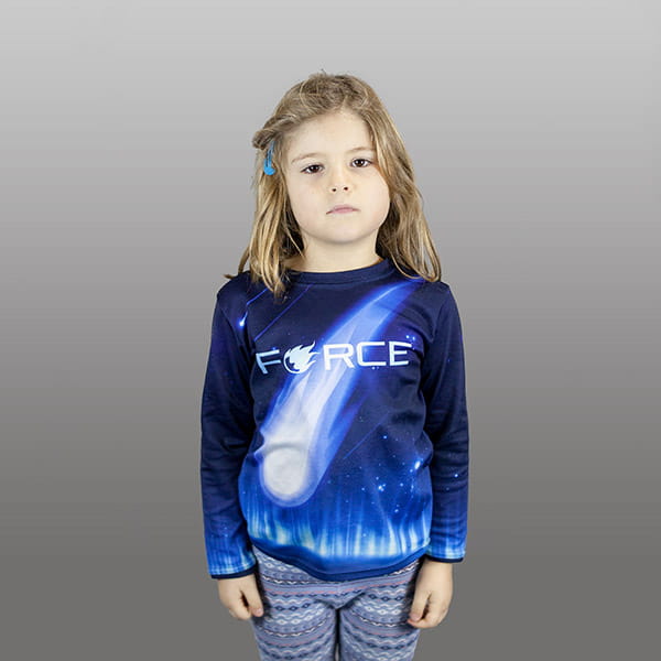 enfant vêtu d'un maillot de sport Force bleu sublimé avec manches longues