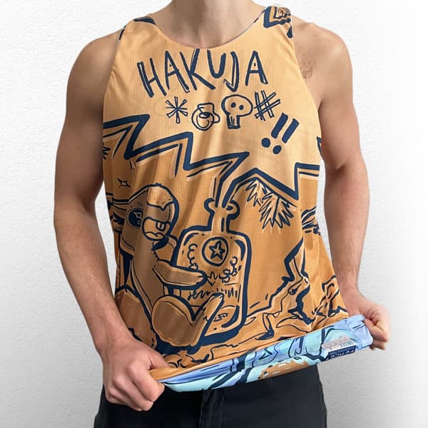 glimlachende man met omkeerbare sporttshirt