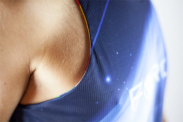 oksel van een man met een gesublimeerd omkeerbaar shirt