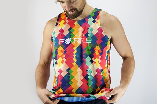 man klaar om een ​​omkeerbaar jersey aan te trekken