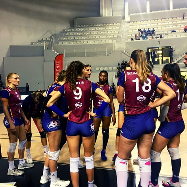 joueuses de volley-ball du bmv en cercle