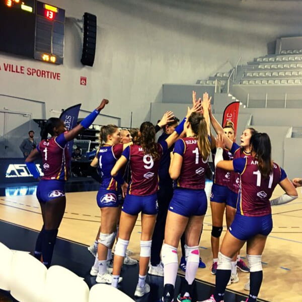 joueuses de volley-ball du bmv célébrant