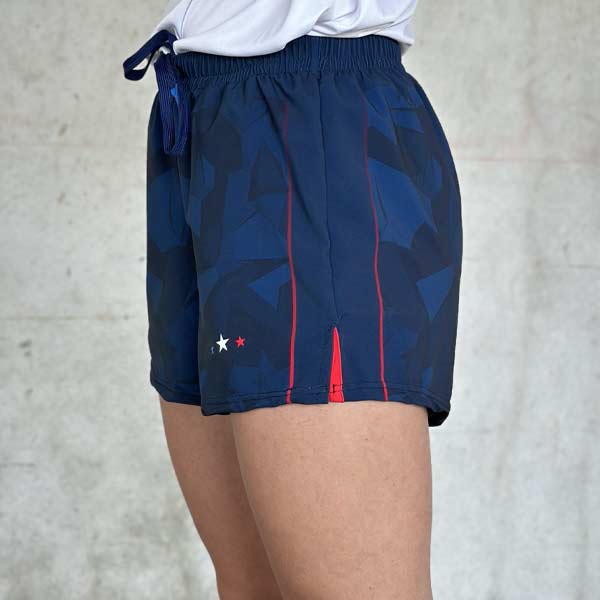 zijaanzicht van vrouwelijke benen dragen korte blauwe dameshort