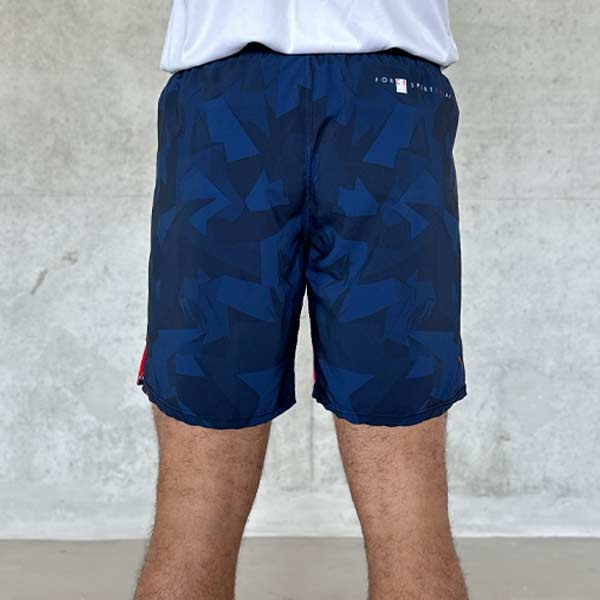 achteraanzicht van mannelijke benen dragen korte blauwe short