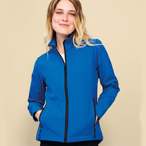 blonde vrouw die een blauwe softshell draagt