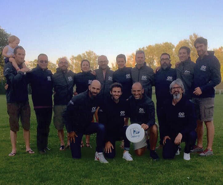 sportteam poseren op grasveld en softshells dragen