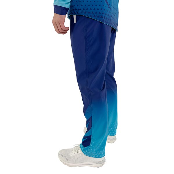 Vue de côté des jambes d'une personne portant un pantalon de sport bleu sublimé