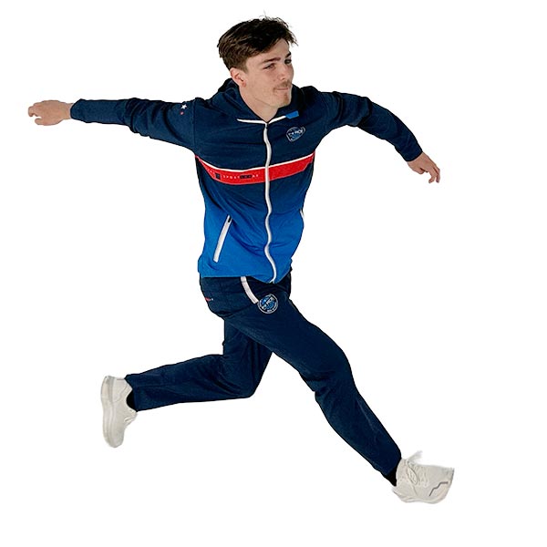 homme sur le point de sauter, portant une veste et un pantalon bleus entièrement sublimés