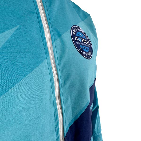 torso van een persoon die een gesublimeerde turquoise jas draagt