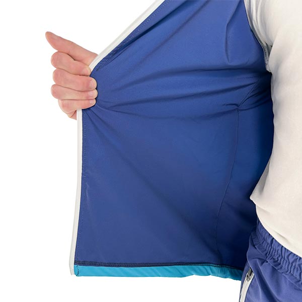 Hand houdt een jas open om de binnenlaag te laten zien